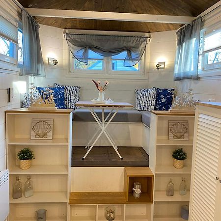 האם Tiny House Ems Im Pier9 Tiny House Hotel מראה חיצוני תמונה