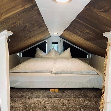 האם Tiny House Ems Im Pier9 Tiny House Hotel מראה חיצוני תמונה