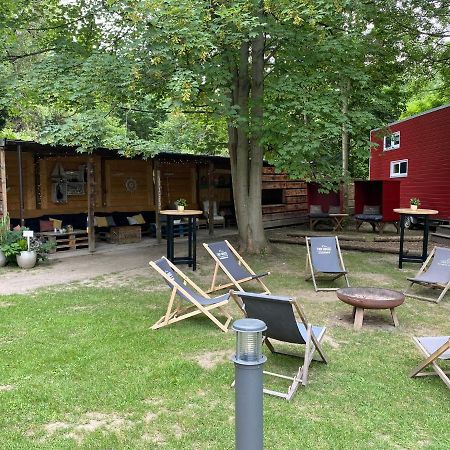 האם Tiny House Ems Im Pier9 Tiny House Hotel מראה חיצוני תמונה