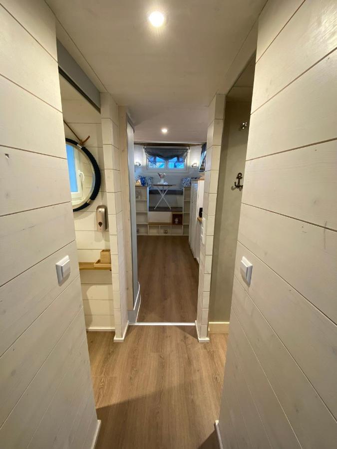 האם Tiny House Ems Im Pier9 Tiny House Hotel מראה חיצוני תמונה