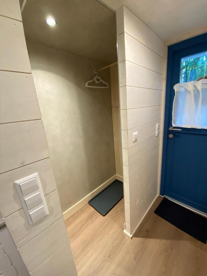 האם Tiny House Ems Im Pier9 Tiny House Hotel מראה חיצוני תמונה