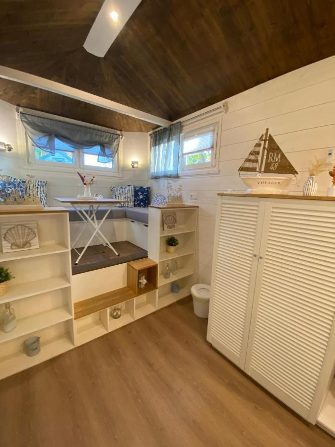 האם Tiny House Ems Im Pier9 Tiny House Hotel מראה חיצוני תמונה