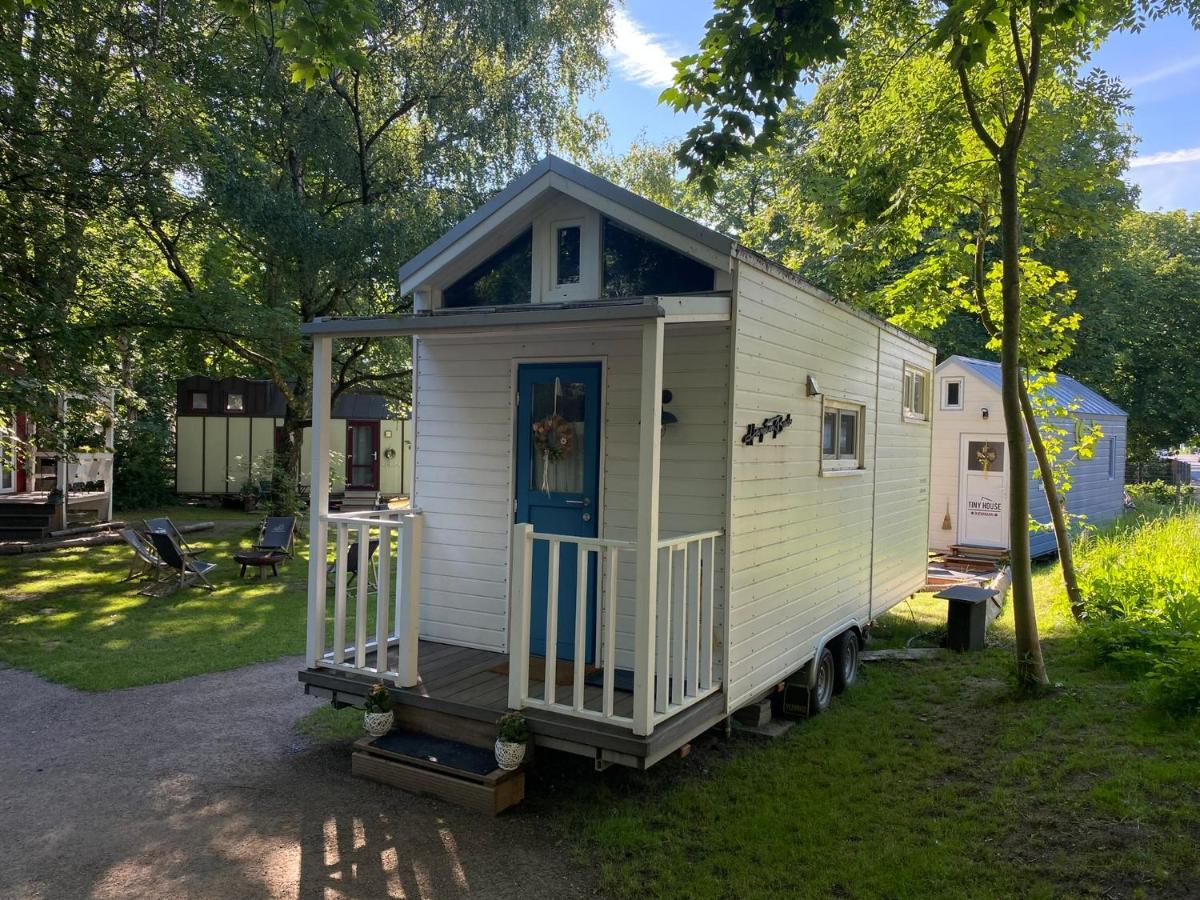 האם Tiny House Ems Im Pier9 Tiny House Hotel מראה חיצוני תמונה