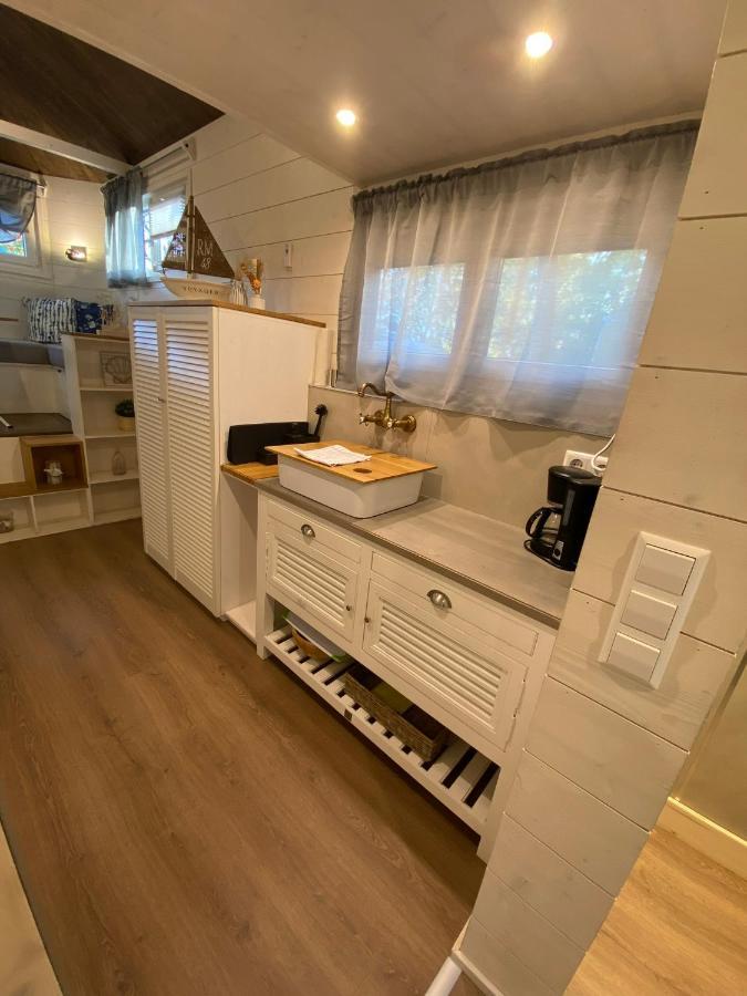 האם Tiny House Ems Im Pier9 Tiny House Hotel מראה חיצוני תמונה