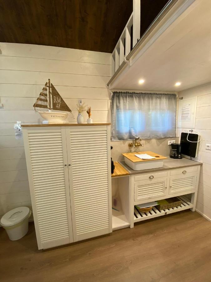 האם Tiny House Ems Im Pier9 Tiny House Hotel מראה חיצוני תמונה