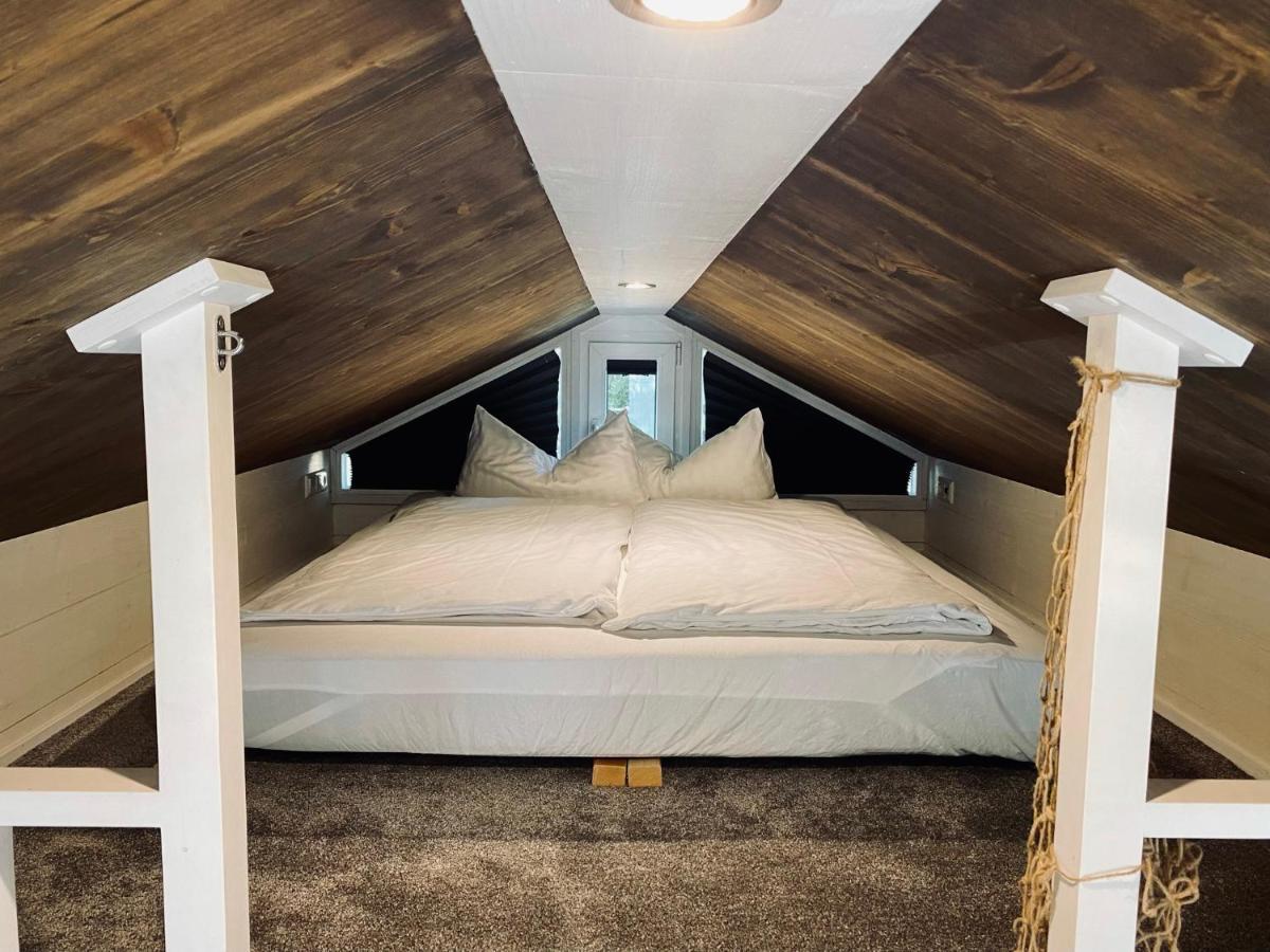 האם Tiny House Ems Im Pier9 Tiny House Hotel מראה חיצוני תמונה