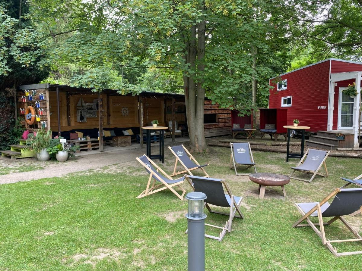 האם Tiny House Ems Im Pier9 Tiny House Hotel מראה חיצוני תמונה